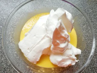 斑马纹戚风蛋糕(8寸),打发好的蛋白取三分之一加入到蛋黄糊里面,用硅胶刮刀采用切拌和翻拌的方法混合均匀。