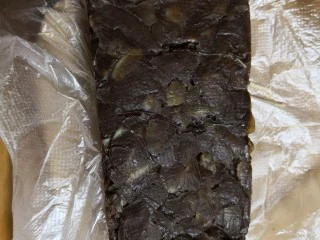 红糖全麦杏仁曲奇,取出,打开保鲜膜。