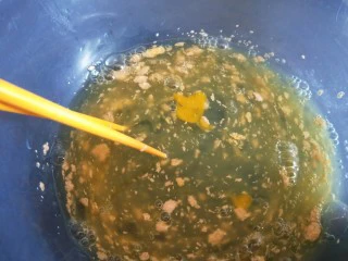 红豆沙拉丝面包,搅拌均匀。