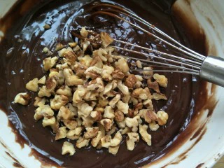 抹茶奶酪慕斯核桃布朗尼（8寸）,加入60g半熟的核桃碎