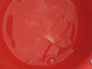 贺寿双层蛋糕(10＋6寸),【6寸】制作海绵蛋糕，蛋清放入碗中。