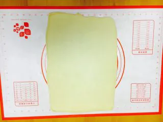 最爱面包➕新疆三果大列巴,把面团擀成长方形。