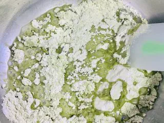 古早蛋糕（青汁）,加热好的油中倒入过筛好的低筋面粉、奶粉、青汁