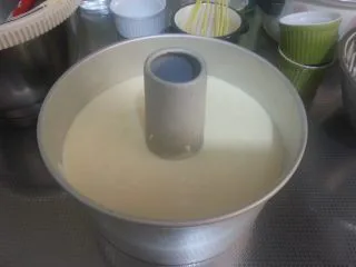 烘焙基础——戚风蛋糕,将面糊倒入模具中,提起模具向下轻摔数下,振出面糊中的气泡。