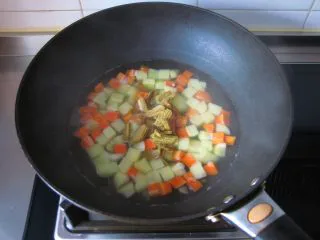 葡国鸡饭：在家复制香浓馥郁的异域美食,.放入咖喱煮至咖喱融化（如果是大块的咖喱最好提前用刀切碎）。 