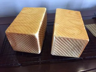 烫种牛奶吐司,彻底放凉后即可切片即食。