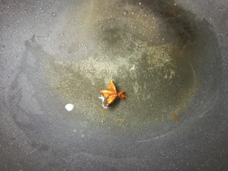 四季都宜的西红柿土豆浓汤,起油锅,倒少许油,先放一颗大料爆香