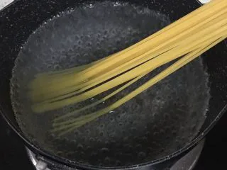 火腿奶油意面,1️⃣ 锅中加入适量水，煮沸后加入少量食盐，放入意面煮10-15分钟。