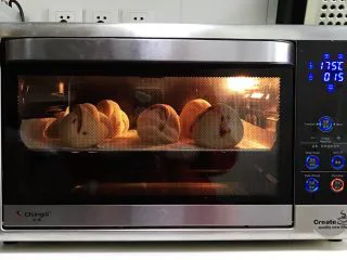 牛奶炼乳蔓越莓软欧,放入预热的烤箱中层,上下火175度,约烤15分钟。(请按各自烤箱情况调整烘烤温度和时间)