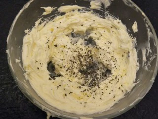 蒜香香肠热狗面包, 加入少许罗勒。