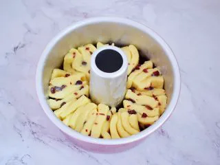 日式炼乳手撕面包,竖着放入6寸中空模具中,放在温暖处发酵至两倍大左右