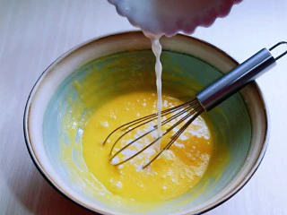 红丝绒草莓奶油蛋糕卷~下午茶必备甜品,再加入牛奶继续打均匀至看不到牛奶。