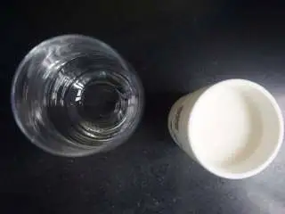 奇亚籽双色酸奶木糠杯,再取一个玻璃慕斯杯和剩余125g酸奶