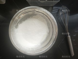 纸杯蛋糕(不塌不裂),再筛入低筋面粉,翻拌均匀。