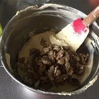 百利甜酒核桃磅蛋糕,倒入核桃仁,翻拌
