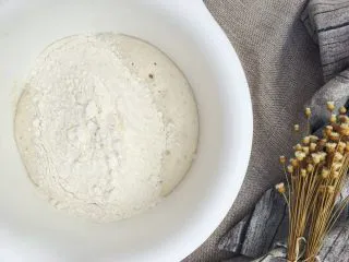 当主食一次可以吃三个的法棍面包,倒入剩余的粉类,用筷子搅拌均匀。