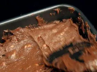 白兰地巧克力布朗尼,入模，抹平表面，放入已预热至190度的烤箱烤25-30分钟