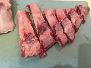 迷迭香烤羊排套餐,沿着骨头分切成一根根