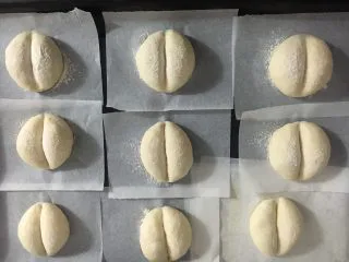 海蒂白面包（白屁股面包）,整齐地排列在烤盘里