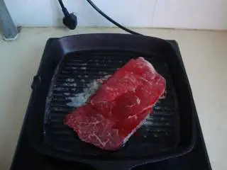 黑椒牛排套餐,牛排抹上盐、黑胡椒碎,用黄油煎好