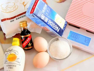 火爆Ins的StrawberryOmelet草莓抱抱卷,所有材料备好,淡奶油放在冷冻室冷冻一下有助于打发。