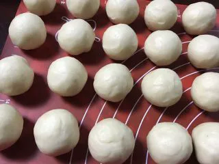 金沙奶黄馅老婆饼,全部做好，做的过程中一定要盖保鲜膜，防止干皮。