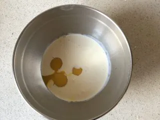 淡奶油戚风蛋糕,淡奶油倒入蛋黄中