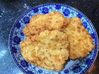 美味的日式炸猪排,炸好后的猪排放入盘中