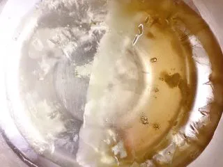 网红爆浆珍珠蛋糕,蛋清在冰箱冷冻一下,滴入两滴白醋和一点点盐 开始打蛋白时预热烤箱