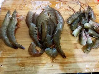 冬阴功海鲜汤or火锅,鲜虾去虾线,切出虾头备用(我留了几只完整的摆盘)