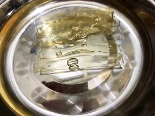 醇厚浓郁的巧克力慕斯蛋糕,现在做慕斯糊 吉利丁片用冰水泡软