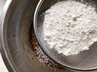 玫瑰花红糖小酥饼,过筛倒入混合物内