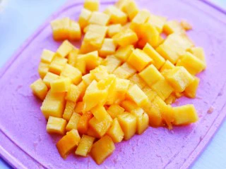 网红蛋挞皮芒果酥,芒果去皮切成小丁。