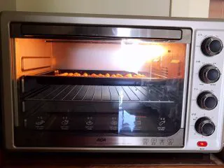 宝宝健康食谱 旺仔小馒头,把烤盘放入烤箱，上下火160W烤15分钟即可