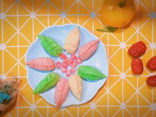 马卡龙色 高颜值汤饺系列@@ 猪肉大葱馅●麦穗饺,我包的麦穗比较胖一点点。哈哈。要想好看，那个褶一定要均匀齐整，并且要捏紧哦，麦穗容易包不好，就露馅。哈哈