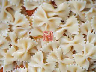 承味海鲜鲍鱼蝴蝶意面，其实西餐的我也可以,然后把蝴蝶面放进去。抄2-3分钟。