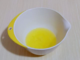 简单易学~巧克力淋面蛋糕,蛋白打发,往蛋白里加入柠檬汁(白醋也可以)电动打蛋器将蛋白高速打发至呈现鱼眼泡。 加入三分之糖,继续高速打发,蛋清泡消失。