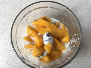 免烤❗️芒果酸奶蛋糕,取2/3放入酸奶中，加糖