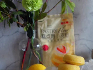 柠檬玛德琳甜甜圈,吃起来很清新。