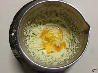 百香果冻芝士蛋糕,加入100克百香果汁,继续中速打发至完全融合