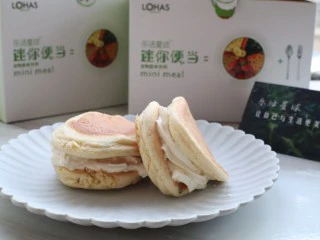 健康瘦身小食,舒芙蕾,打发淡奶油,夹在两个舒芙蕾之间。