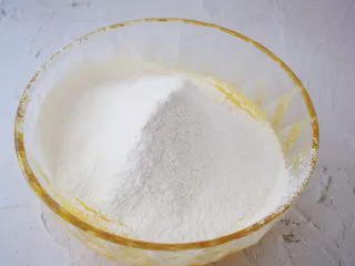 柠檬玛德琳蛋糕,筛入低筋面粉和泡打粉，搅拌均匀