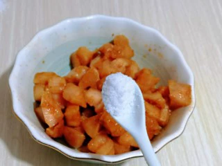 披萨新吃法~奥尔良鸡丁披萨,按个人口味加入盐。