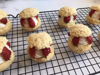 网红草莓脆皮泡芙,盖上上面的盖子