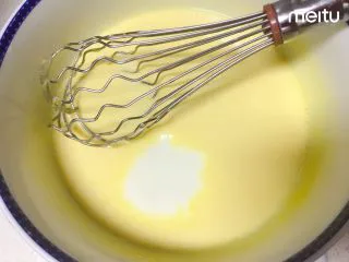 0黄油酸甜香橙磅蛋糕,放入酸奶搅拌均匀