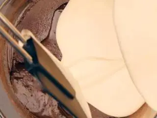 白兰地巧克力布朗尼,将1、2混合搅拌均匀