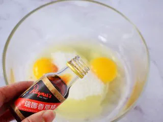 万圣节甜甜圈蜘蛛蛋糕,加入香草精，搅拌至白糖融化
