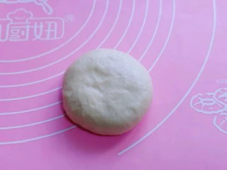 花式椰蓉面包,如包子手法将其包起来,并捏紧,收口朝下,用手掌心轻轻按压,如图。(一定要捏紧)依次做完!