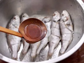 香辣孜然烤鱼,再加入料酒去腥。