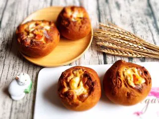 奶油黑麦奶酪包,烤完拿出冷却。